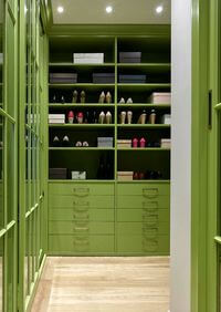 Г-образная гардеробная комната в зеленом цвете Ейск