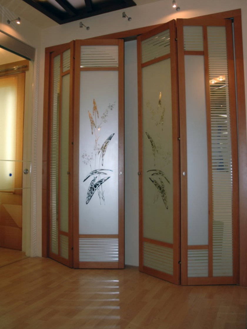 Широкие двери гармошка с матовым стеклом и рисунком Ейск
